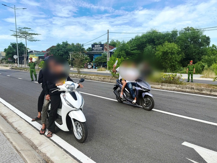 Liên tiếp khởi tố nhiều ‘trẻ trâu’ mang hung khí, đua xe gây náo loạn đường phố Huế - Ảnh 2.