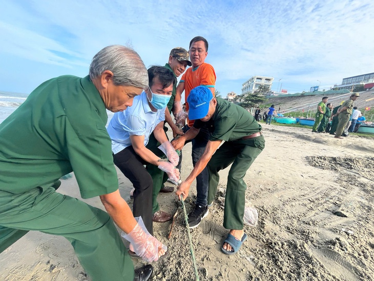 Mũi Né quyết dẹp nạn cân gian, làm sạch bãi biển làng chài - Ảnh 3.