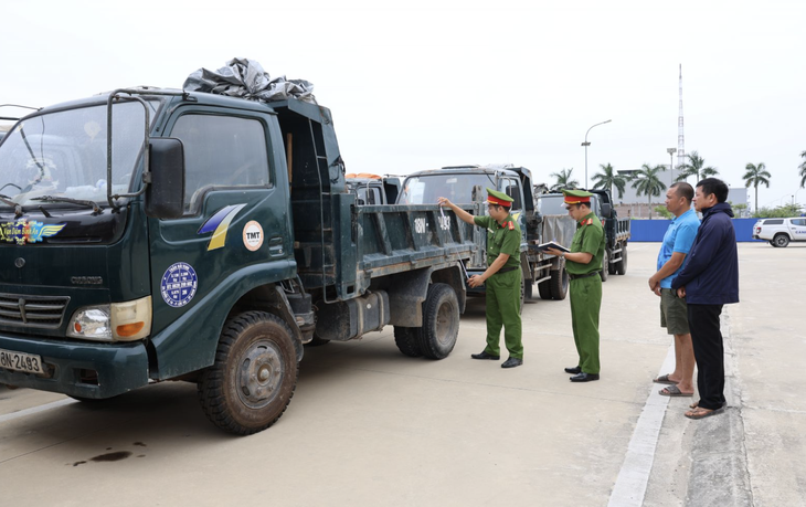 Hai người đàn ông ở Ninh Bình bị khởi tố vì đổ trái phép chất thải ra môi trường - Ảnh 1.