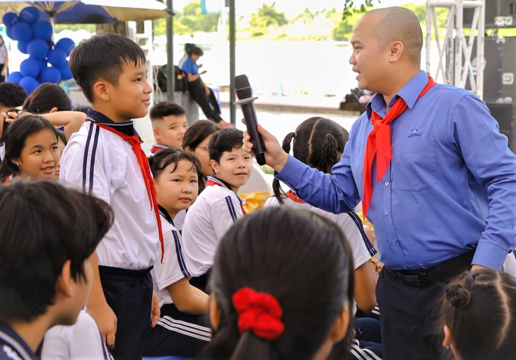 Không thể giao trẻ em cho mạng xã hội: Có mặt tích cực song tiêu cực không ít - Ảnh 1.