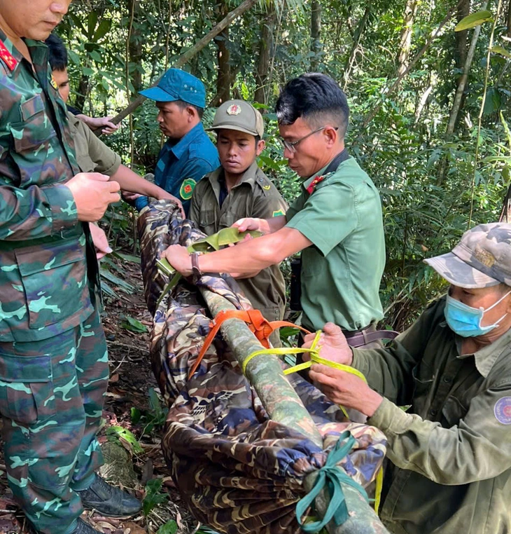 Thợ lấy mật ong tử nạn giữa rừng già, công an, quân đội đưa người thân về nhà - Ảnh 2.