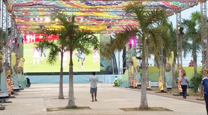 Fan zone World Cup vắng như chùa Bà Đanh vì cạnh đầm cá sấu - Ảnh 1.