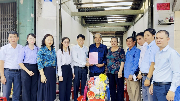 Người dân 'hẹn giờ' làm thủ tục hành chính ở Bình Chánh, không cần bấm số chờ - Ảnh 3.