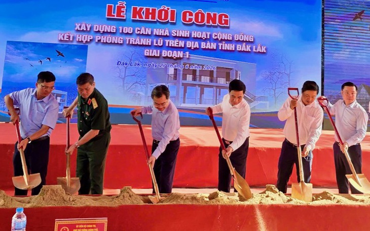 Đắk Lắk 100 nhà cộng đồng tránh lũ đã được khởi công 'chạy đua' hoàn thành trước 15-9 - Ảnh 1.