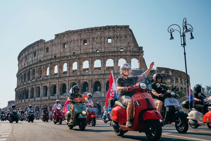 Hơn 10 . 000 Xe Vespa hội tụ tại Rome kỷ niệm 80 năm thương hiệu huyền thọai - Ảnh 1.