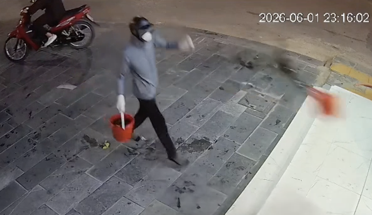 Ném dầu thải vào cửa hàng quần áo để 'dằn mặt' bà chủ - Ảnh 1.
