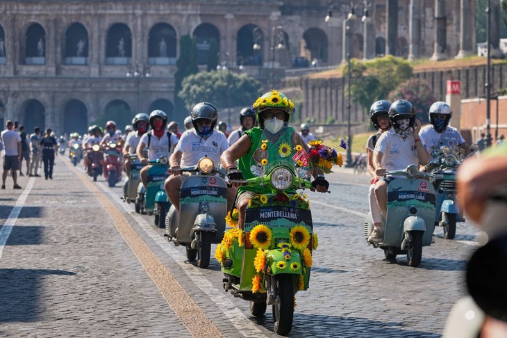 Hơn 10 . 000 Xe Vespa hội tụ tại Rome kỷ niệm 80 năm thương hiệu huyền thọai - Ảnh 1.