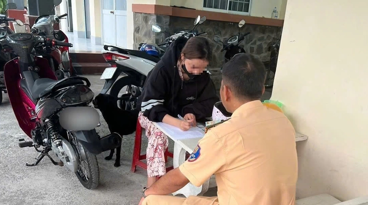 Thiếu nữ 15 tuổi vừa lái xe máy vừa dùng điện thoại, mẹ bị lập biên bản vì giao xe - Ảnh 2.