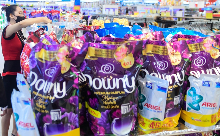 Ủy ban Cạnh tranh xử phạt nhà sản xuất bột giặt Tide, nước xả Downy 390 triệu đồng - Ảnh 1.
