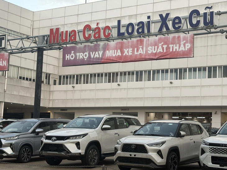 Thị trường TP.HCM ngày 27-6: Xe cũ giảm hàng chục triệu, chôm chôm sầu riêng vào mùa kéo giá giảm - Ảnh 1.
