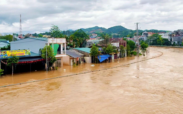 Hà Nội đang mưa to, cảnh báo ngập lụt nhiều tuyến phố - Ảnh 5.
