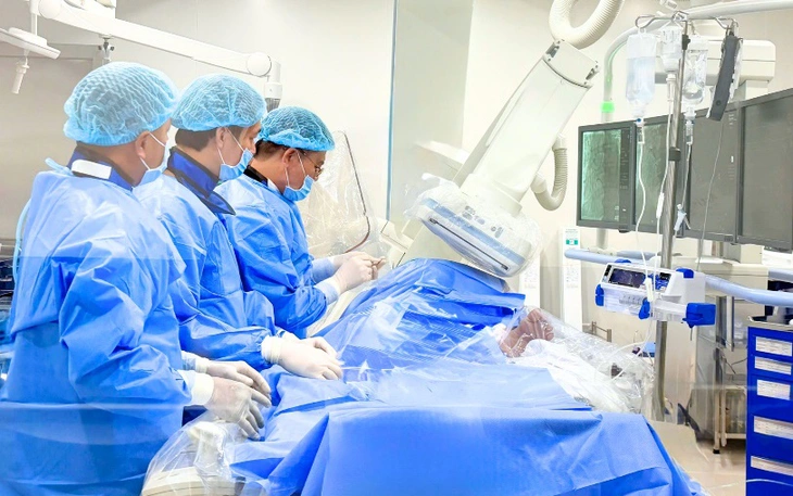 Đau ngực 3 ngày không đi khám, nam thanh niên 25 tuổi cấp cứu nhồi máu cơ tim - Ảnh 2.