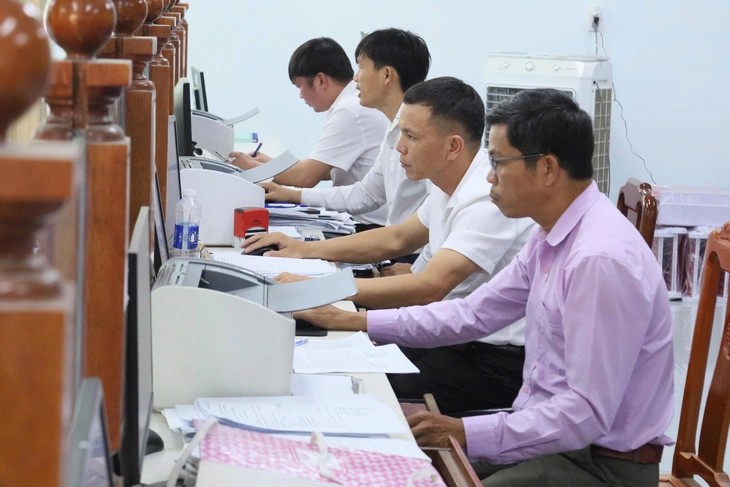 Quảng Ngãi thu hồi tiền hỗ trợ của 416 cán bộ không còn đủ điều kiện nhận - Ảnh 1.