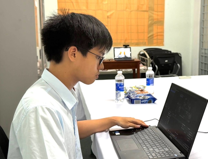 Thầy giáo tiết lộ điều làm nên huy chương vàng Olympic AI của nam sinh Đà Nẵng - Ảnh 2.