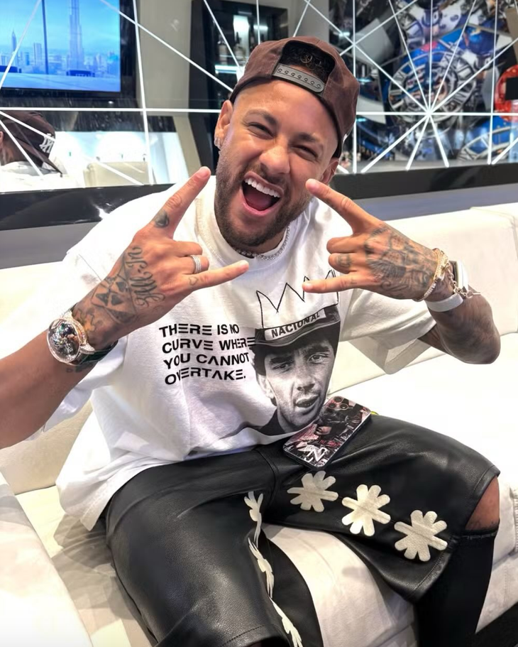 Neymar mua đồng hồ kim cương giữa World Cup - Ảnh 1.