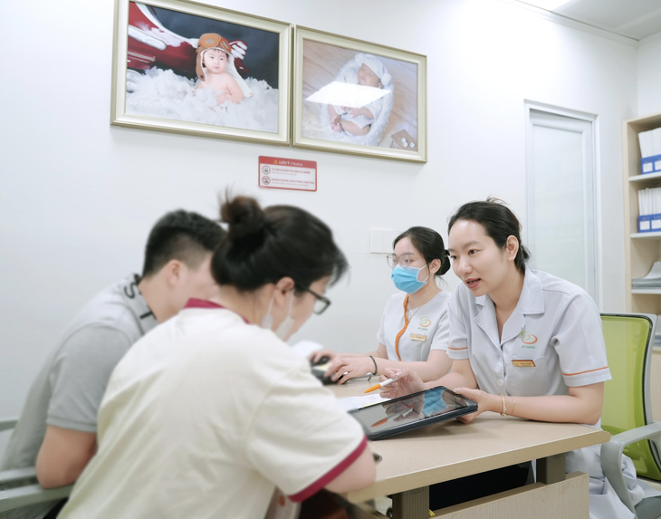 80% trẻ mắc bệnh di truyền ở những gia đình có bố mẹ khỏe mạnh - Ảnh 1.