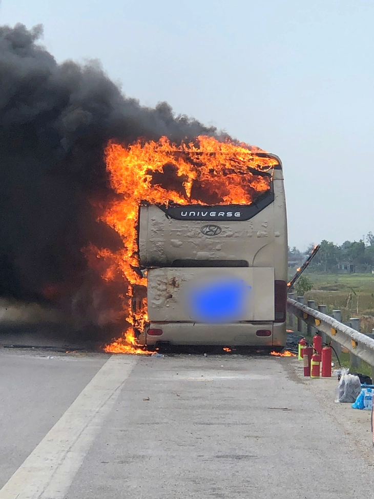Xe khách bốc cháy dữ dội trên cao tốc Bắc - Nam tại thanh hóa ngày 28 - 6 - Ảnh 2.