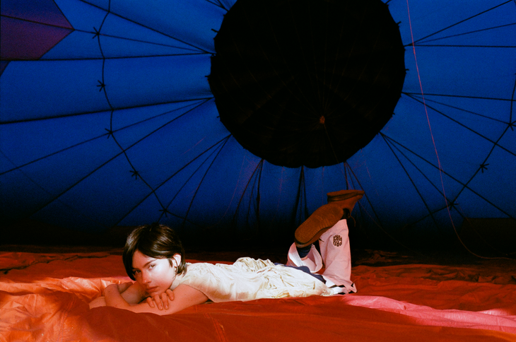 Gracie Abrams tung ca khúc mới Look at my life, hé lộ thế giới nội tâm trong album Daughter from hell - Ảnh 2.