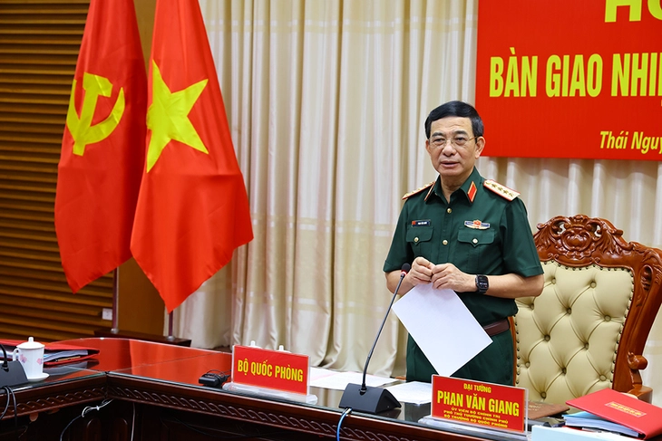 Trung tướng Trương Mạnh Dũng bàn giao Tư lệnh Quân khu 1 cho Thiếu tướng Trần Xuân Mạnh - Ảnh 2.