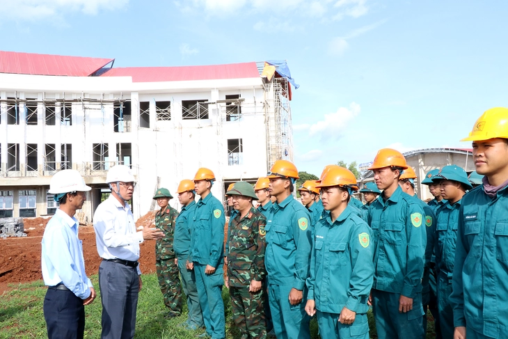 Tăng tốc thi công, sớm đưa trường nội trú biên giới ở Lâm Đồng vào dạy học - Ảnh 2.
