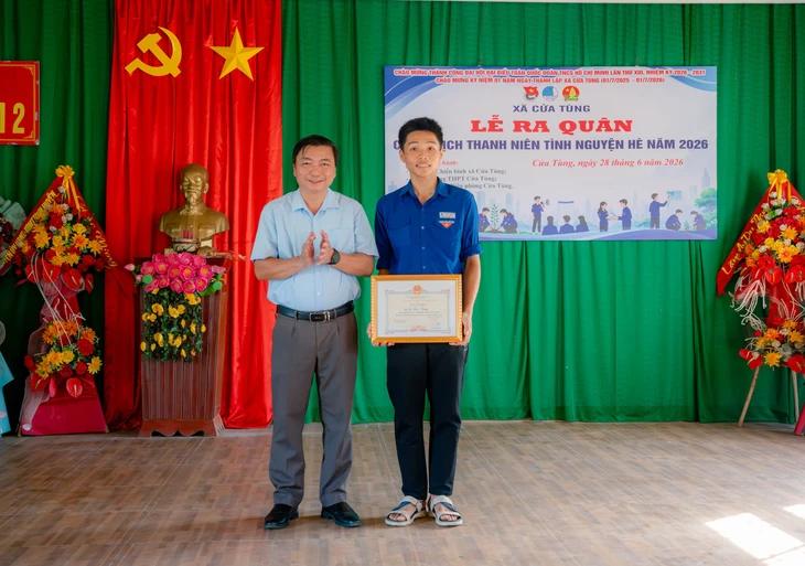 Hành động dũng cảm cứu người đuối nước của nam sinh lớp 12 tại biển Cửa Tùng - Ảnh 1.