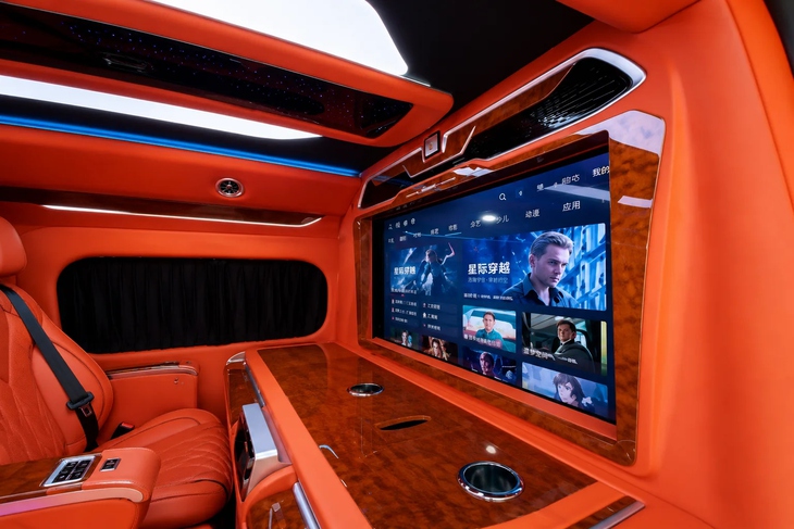 Xe Toyota bình dân hóa thành phòng VIP: Giường ngủ, nhà vệ sinh, TV khủng, đèn như Rolls-Royce - Ảnh 3.