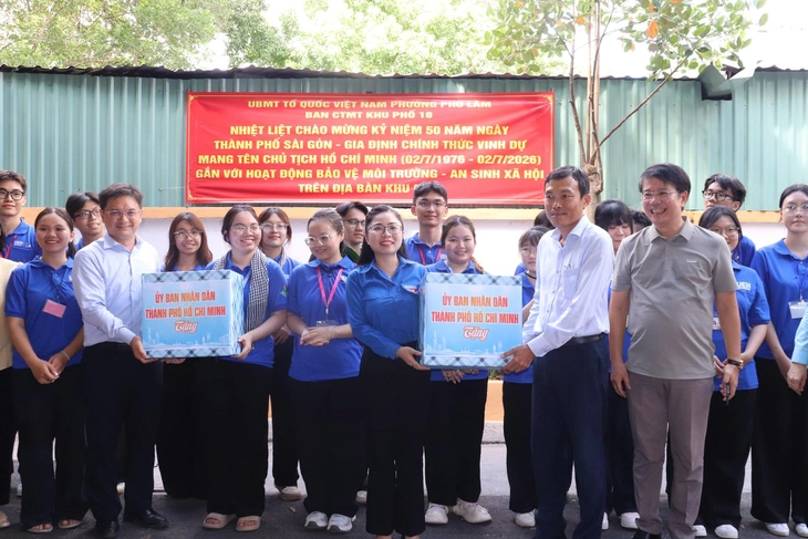 Phó chủ tịch UBND TP.HCM Nguyễn Mạnh Cường thăm, động viên đội hình tình nguyện ‘Mùa hè số' - Ảnh 2.