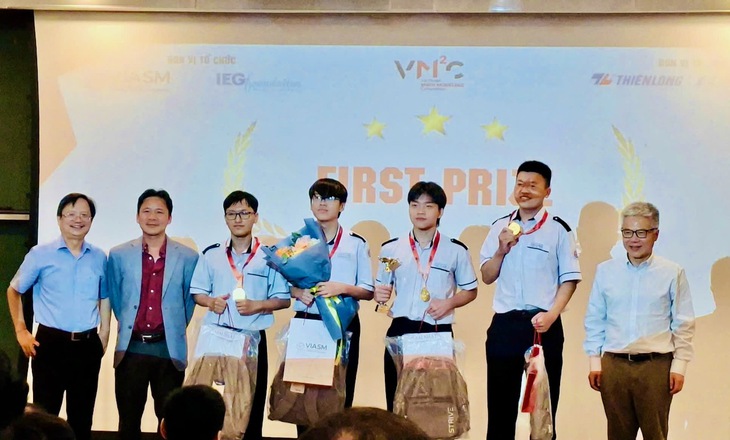 Vô địch Kỳ thi Mô hình hóa Toán học Việt Nam, 4 học sinh Đắk Lắk nhận giải từ GS Ngô Bảo Châu - Ảnh 1.
