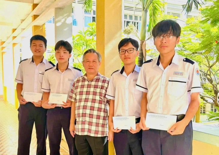 Vô địch Kỳ thi Mô hình hóa Toán học Việt Nam, 4 học sinh Đắk Lắk nhận giải từ GS Ngô Bảo Châu - Ảnh 2.