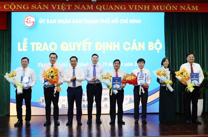 Chủ tịch UBND TP.HCM trao nhiều quyết định bổ nhiệm giám đốc sở và cán bộ - Ảnh 3.