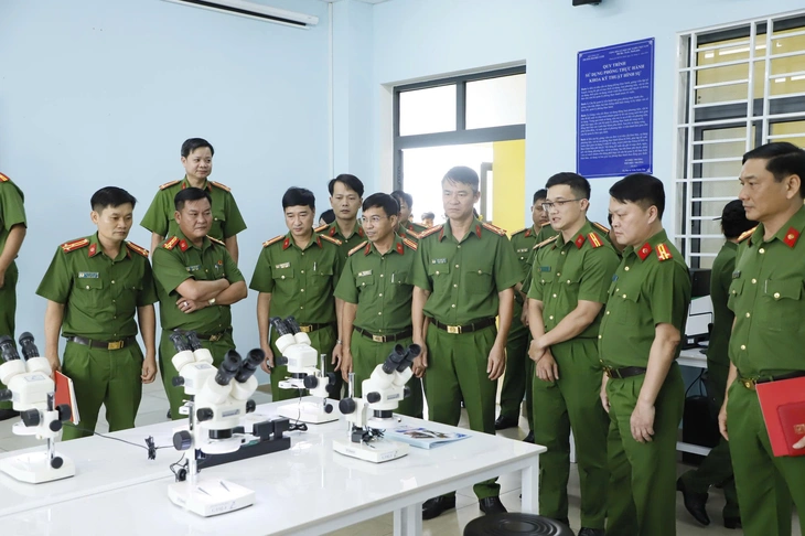 Trường Đại học Cảnh sát Nhân dân tiếp nhận phương tiện giảng dạy từ Viện khoa học hình sự - Ảnh 1.