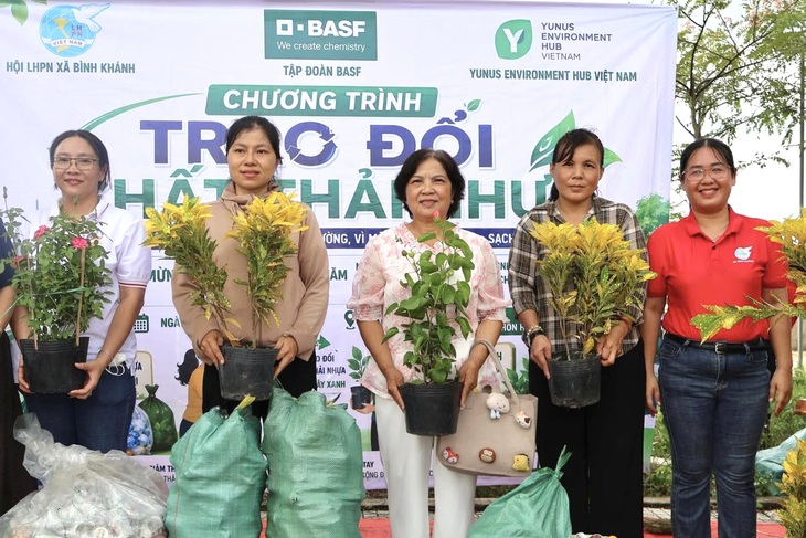Đổi rác nhựa lấy cây xanh, ngăn rác thải ra biển, sông, bảo vệ môi trường Cần Giờ - Ảnh 1.