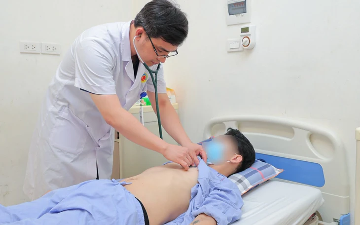 Đang đưa con đi khám, người đàn ông bất ngờ nhồi máu cơ tim giữa đường được cấp cứu kịp thời - Ảnh 2.