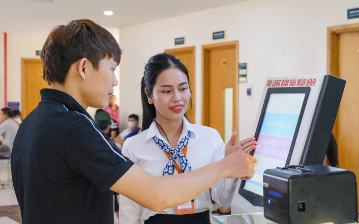 Bộ Y tế phản hồi về việc khám chữa bệnh bảo hiểm y tế tự nguyện phải mua thuốc bên ngoài - Ảnh 2.