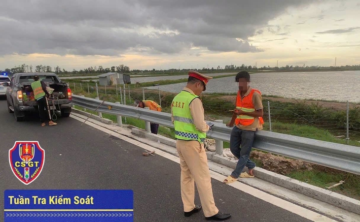 Thi công trên cao tốc nhưng thiếu cảnh báo an toàn, doanh nghiệp đối mặt mức phạt đến 20 triệu đồng - Ảnh 1.