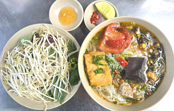 Chủ quán Tiến Cua chỉ bí quyết tạo mảng riêu cua chắc đẹp - Ảnh 2.