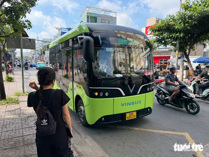 Tôi đi làm bằng xe buýt, càng đi càng 'ghiền' - Ảnh 1.