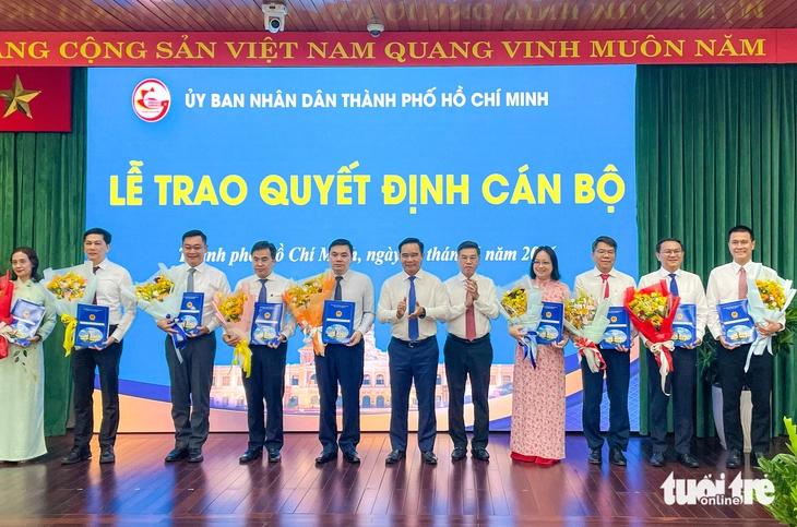 Chủ tịch UBND TP.HCM trao nhiều quyết định bổ nhiệm giám đốc sở và cán bộ - Ảnh 1.
