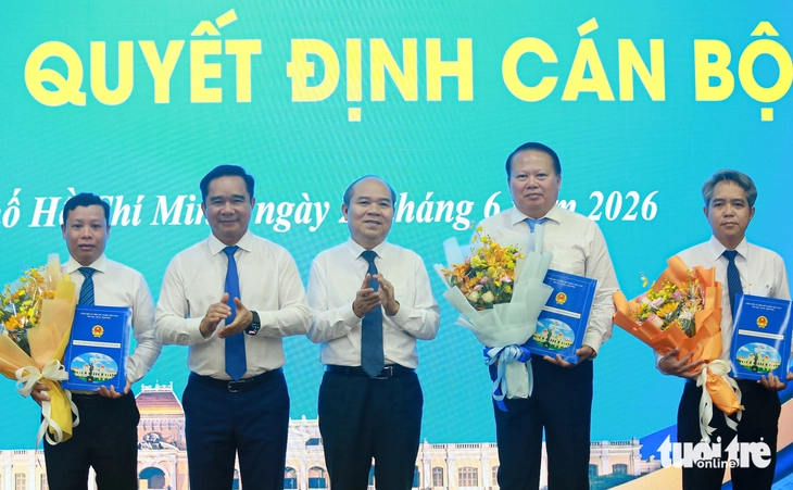 Chủ tịch UBND TP.HCM trao nhiều quyết định bổ nhiệm giám đốc sở và cán bộ - Ảnh 4.