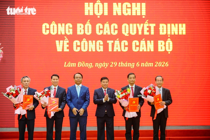 Lâm Đồng điều động, bổ nhiệm 10 cán bộ chủ chốt - Ảnh 1.
