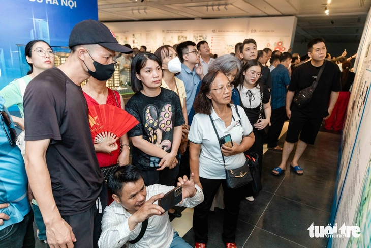 Hàng ngàn người dân đổ về Bảo tàng Hà Nội, xếp hàng xem bản quy hoạch thủ đô tầm nhìn 100 năm - Ảnh 8.