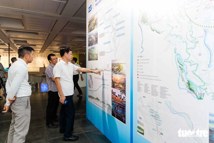 Hàng ngàn người dân đổ về Bảo tàng Hà Nội, xếp hàng xem bản quy hoạch thủ đô tầm nhìn 100 năm - Ảnh 9.