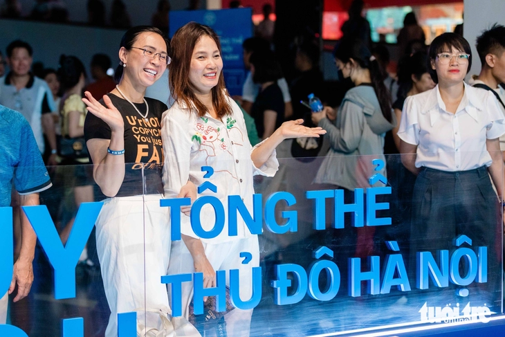 Hàng ngàn người dân đổ về Bảo tàng Hà Nội, xếp hàng xem bản quy hoạch thủ đô tầm nhìn 100 năm - Ảnh 10.