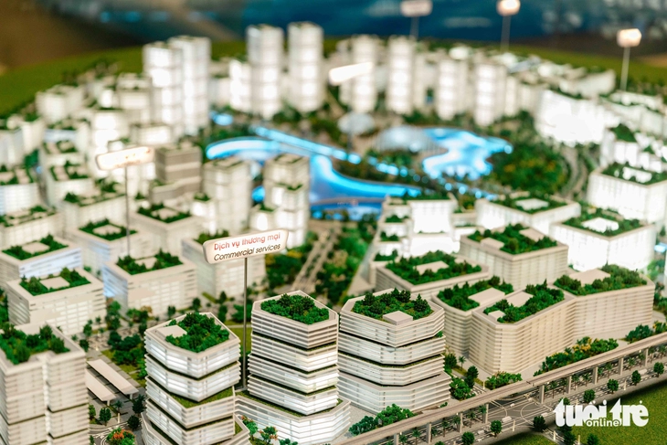Hàng ngàn người dân đổ về Bảo tàng Hà Nội, xếp hàng xem bản quy hoạch thủ đô tầm nhìn 100 năm - Ảnh 15.