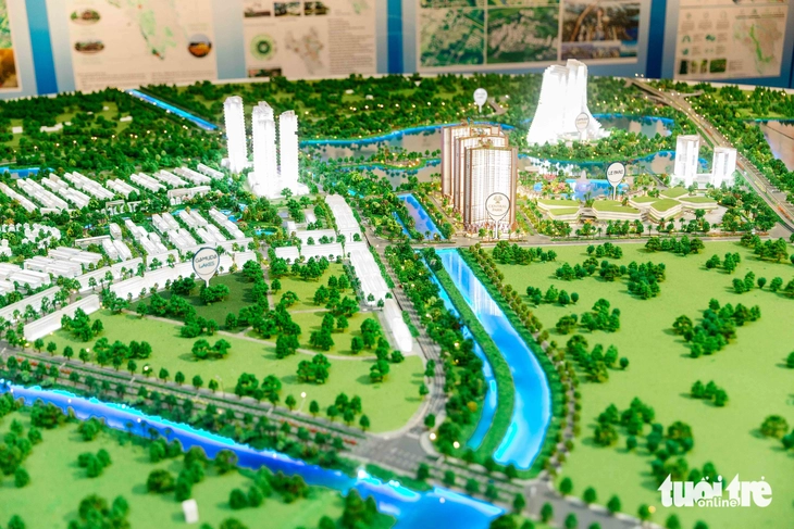 Hàng ngàn người dân đổ về Bảo tàng Hà Nội, xếp hàng xem bản quy hoạch thủ đô tầm nhìn 100 năm - Ảnh 16.