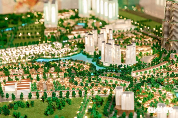 Hàng ngàn người dân đổ về Bảo tàng Hà Nội, xếp hàng xem bản quy hoạch thủ đô tầm nhìn 100 năm - Ảnh 17.