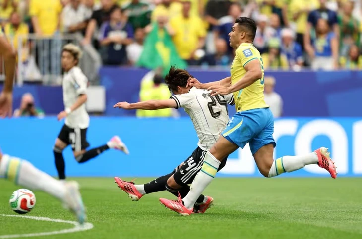 Tuyệt phẩm sút xa của tuyển Nhật Bản vào lưới Brazil - Ảnh 1.