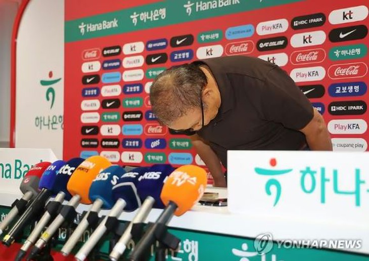 Ông Park Hang Seo cúi đầu xin lỗi trong buổi họp báo, sau khi Hàn Quốc bị loại sớm ở World Cup 2026 - Ảnh 1.