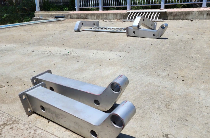 Cầu 79 tỉ xây xong 'để ngắm' vì chưa có đường dẫn, còn dân phải đi vòng - Ảnh 8.