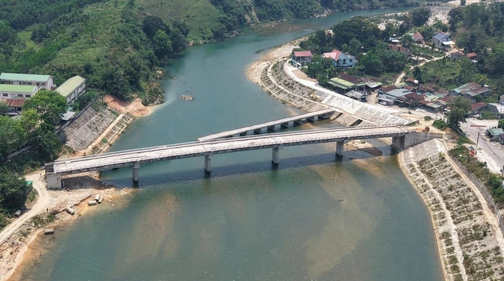 Cầu 79 tỉ xây xong 'để ngắm' vì chưa có đường dẫn, còn dân phải đi vòng - Ảnh 1.